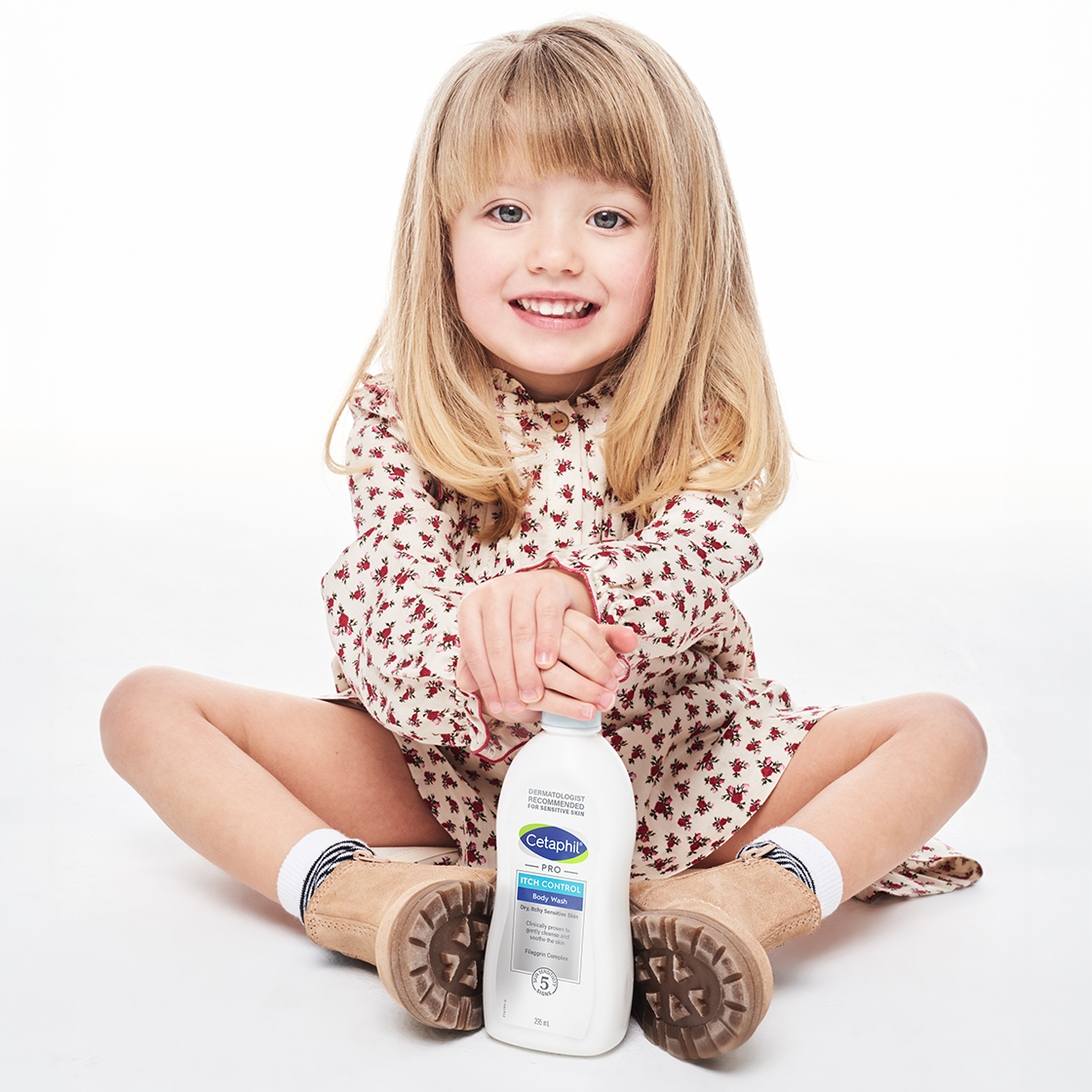 menina com creme hidratante